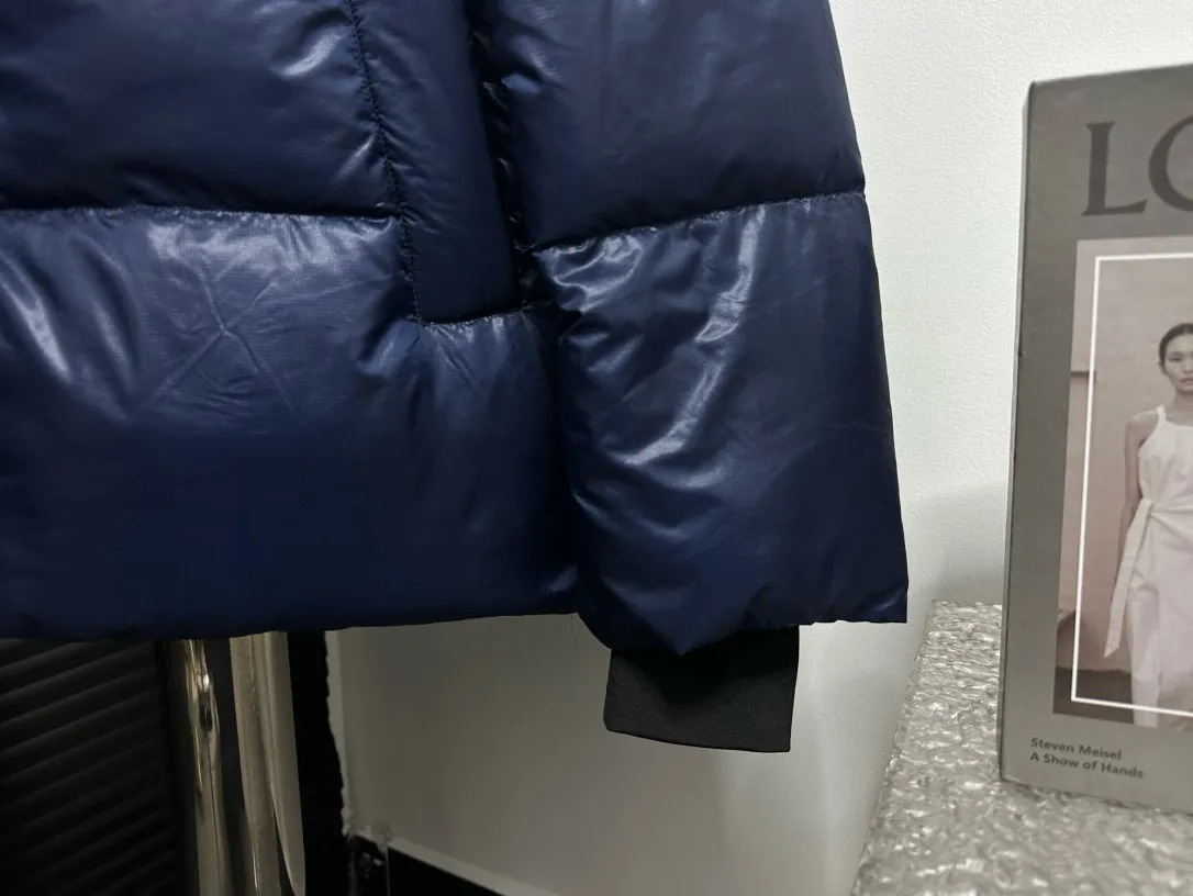 P780 [𝘾𝘼𝙉𝘼𝘿𝘼 𝙂𝙊𝙊𝙎𝙀] Canada Goose's limited new Crofton puff down jacket, top version, ceiling level Crofton soft loaf, 2024 latest style, cold protection effect up to level 4, using recycled Feather-Light tear-resistant fabric, ultra-light, no weight on the upper body at all! The unique black label highlights your temperament‼ ️ Canada Goose, a Canadian brand, has always been recognized as the warmest down jacket. Various Instagram celebrities, Internet celebrities, and celebrities often wear it for street photos. I make Canada Goose every year, but I still can't get rid of my love for it. No matter how cold the days are, there is no need to be afraid, because there is! Filled with 90% white duck down, it is the legendary warmest down jacket and is known as a must-have for Arctic outdoor sports! The most popular down jacket in the world, celebrities are rushing to buy it, it is a must-have!  Size: S~XXL